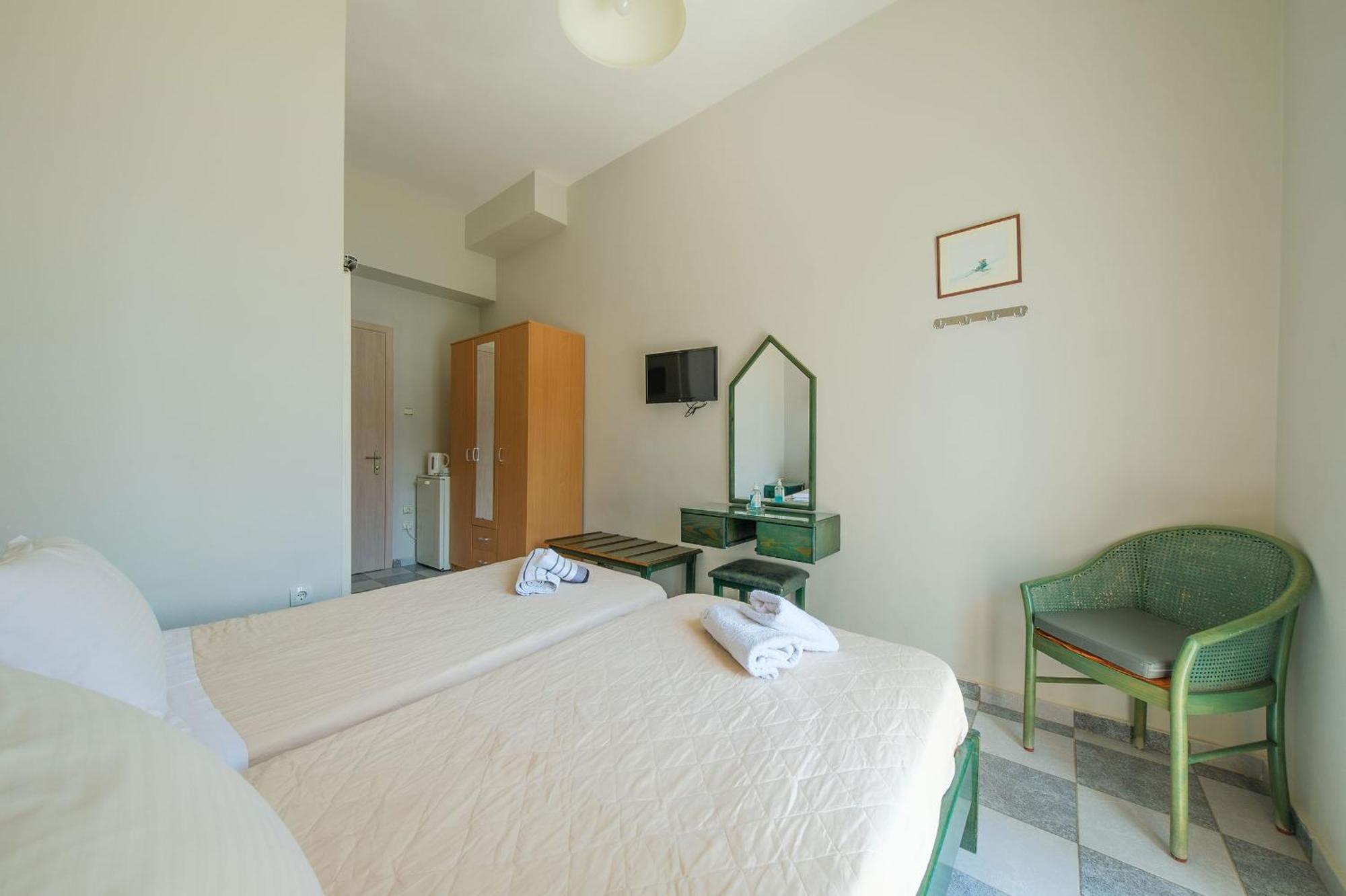 Golden Moon Hotel Toló Kültér fotó